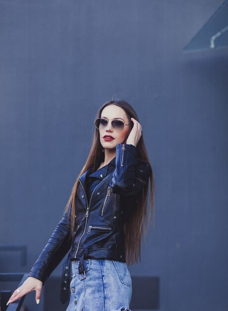 Femme élégante à lunettes de soleil