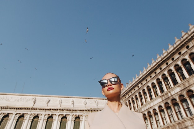 Femme élégante le matin à Venise