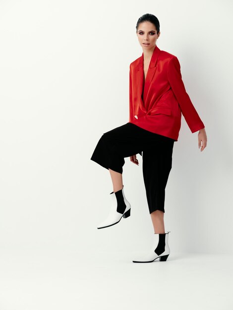 Femme élégante en pantalon blazer rouge et chaussures de mode