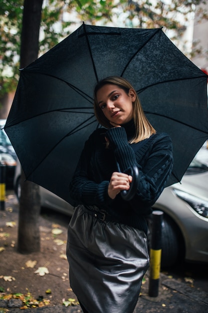 Femme élégante avec parapluie