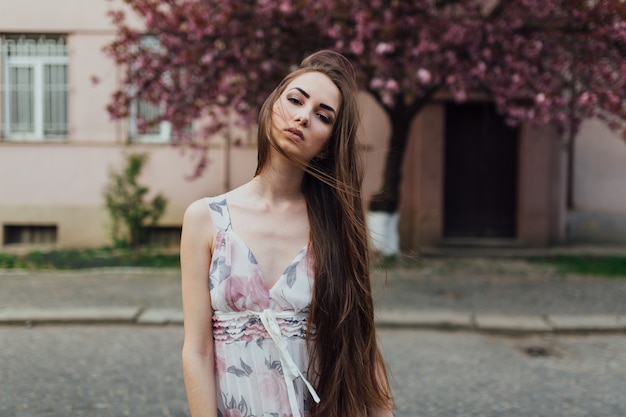 Femme élégante près de l&#39;arbre fleuri