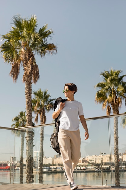 Femme élégante qui marche dans la ville