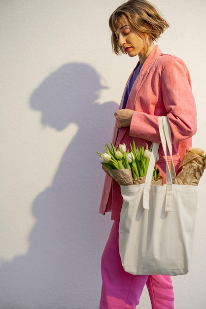 Femme élégante avec sac fourre-tout sur fond