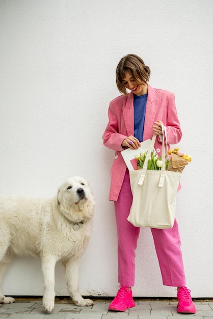 Femme élégante avec sac fourre-tout sur fond