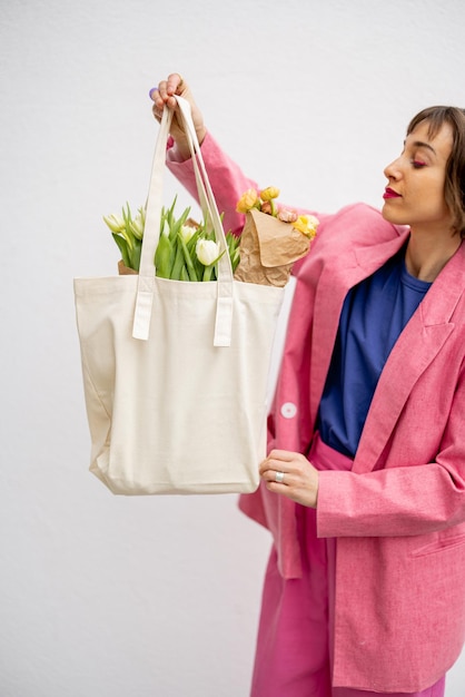 Femme élégante avec sac fourre-tout sur fond