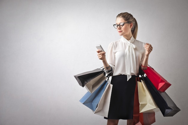 Femme élégante avec des sacs