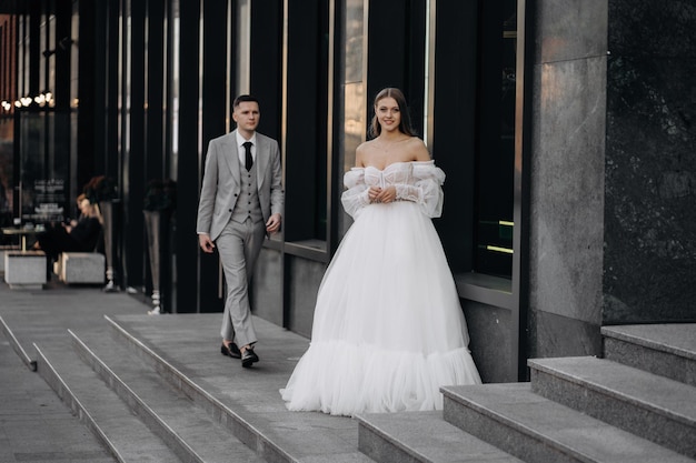 Femme élégante se mariant avec un beau jeune homme