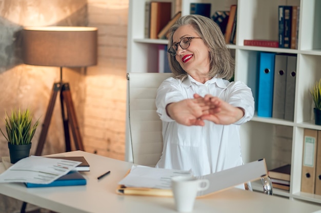 Femme élégante semblant fatiguée après un long travail au bureau