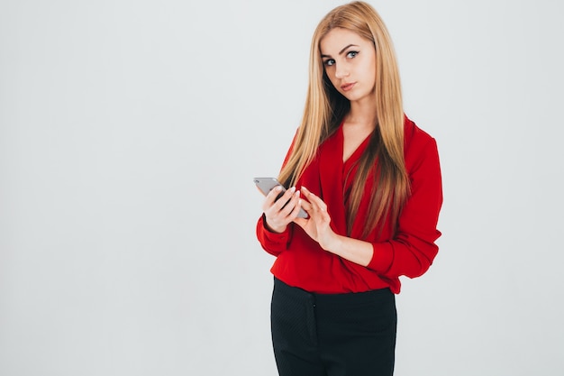 Femme élégante avec smartphone