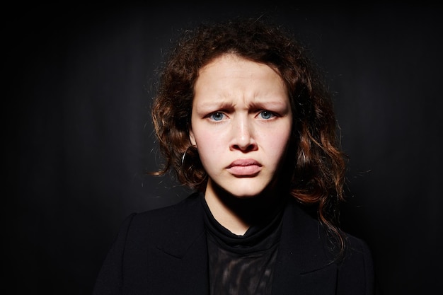 Femme élégante en veste noire mode fond sombre