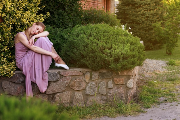 Femme élégante vêtue d'une robe dans un fond de carte postale de jardin botanique