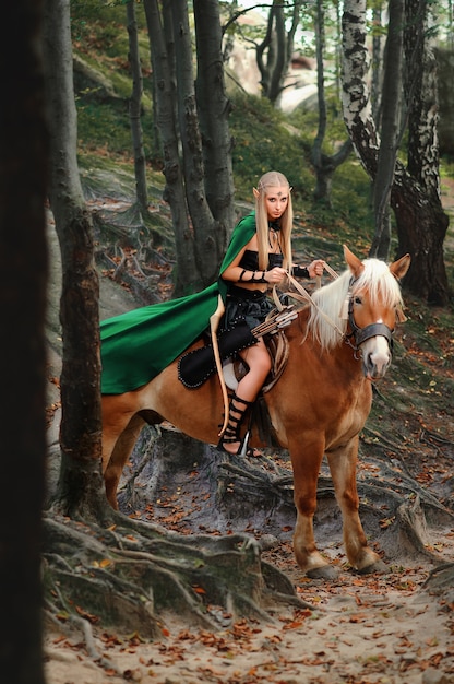 Femme elfe dans la forêt avec son cheval