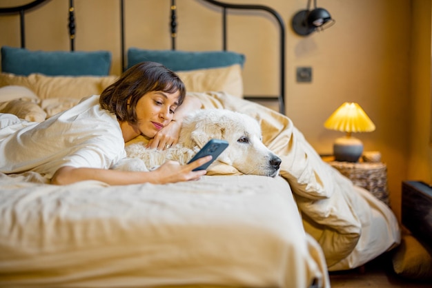 femme, à, elle, chien, coucher lit