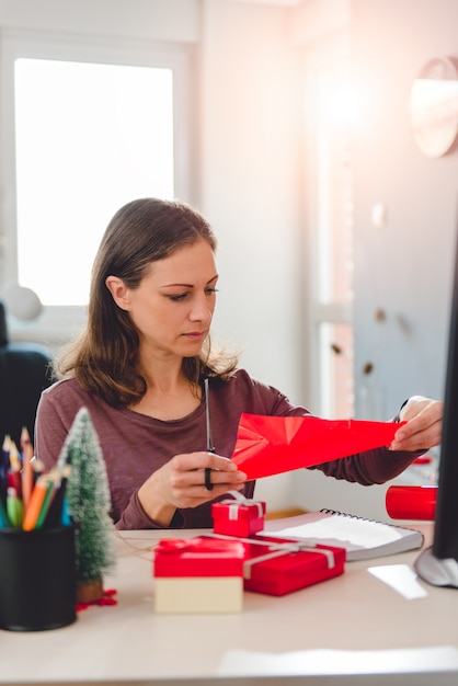 Femme, emballage, noël, cadeaux