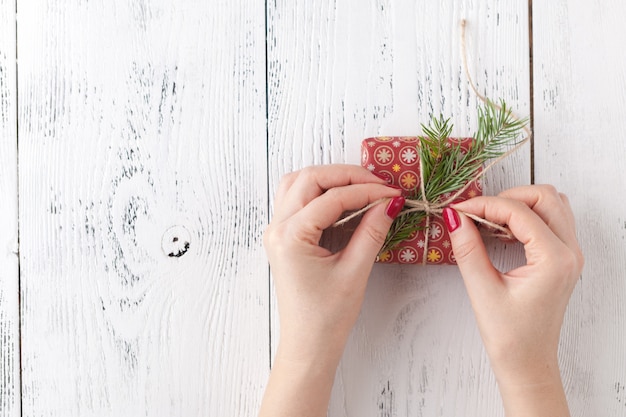 Femme, emballage, noël, cadeaux