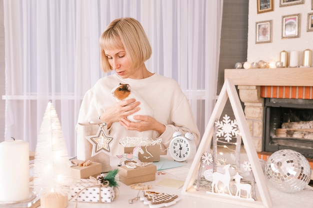 Femme emballant des cadeaux de Noël, emballant un cadeau pour les cadeaux de Noël et le Nouvel An. Décoration de coffrets cadeaux pour les fêtes. Préparation pour Noël. Vacances d'hiver, concept de décoration d'intérieur