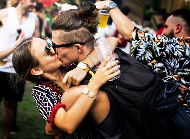 Femme embrassant un homme lors d&#39;un festival de concerts