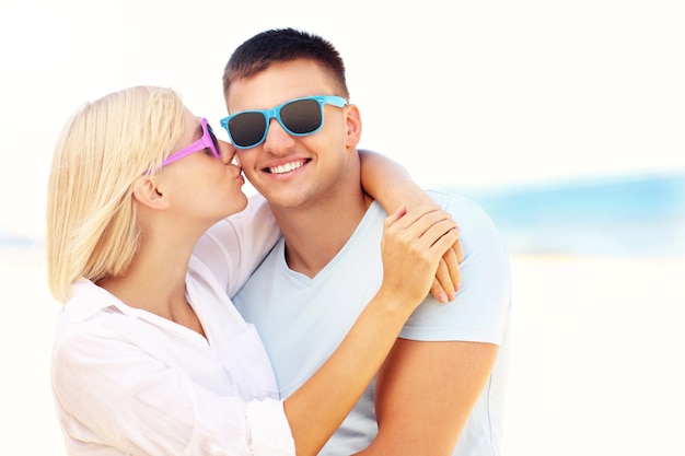 femme embrassant un homme à la plage