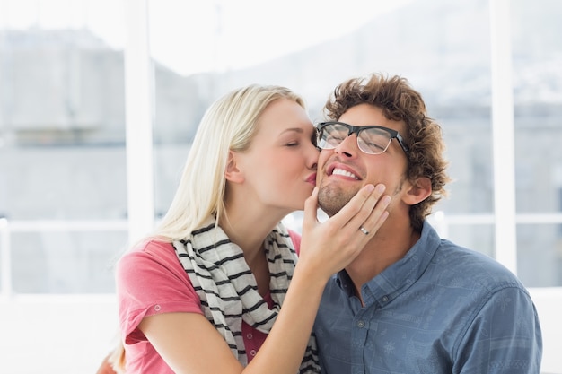 Femme embrassant l&#39;homme sur sa joue