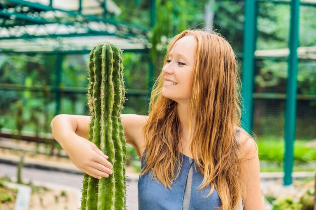 Photo une femme embrasse un cactus comme son meilleur ami. concept de problèmes d'amitié.