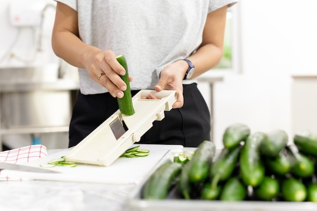 Femme, émincer, concombre, couper, légume, salade