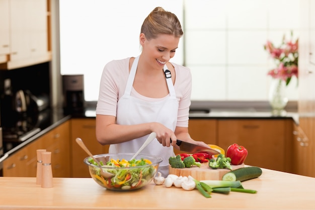 Femme, émincer les légumes