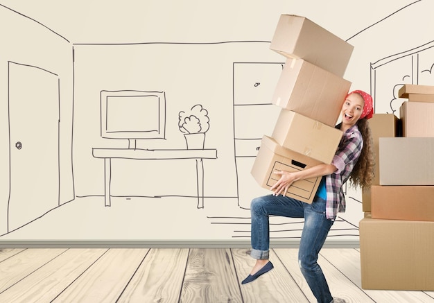 Femme emménageant dans une nouvelle maison avec des boîtes en carton