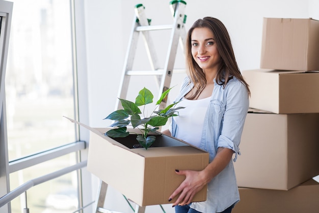 Femme emménageant dans une nouvelle maison