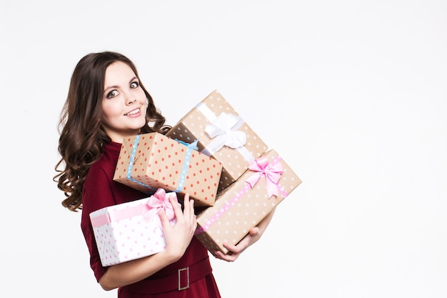 Femme émotionnelle avec des cadeaux