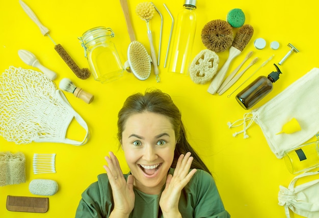 Femme émotionnelle sur fond jaune avec kit de vie zéro déchet