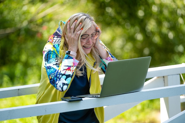 Femme émotionnelle avec un ordinateur portable faisant un appel vidéo et gesticulant activement le concept de communication en ligne