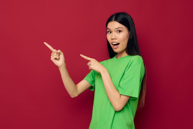 Femme avec des émotions d'apparence asiatique posant geste mains grimace fond isolé inchangé