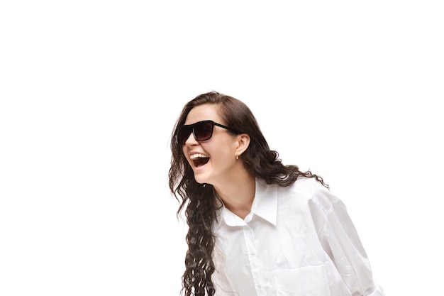 Femme avec des émotions meme drôles sur blanc