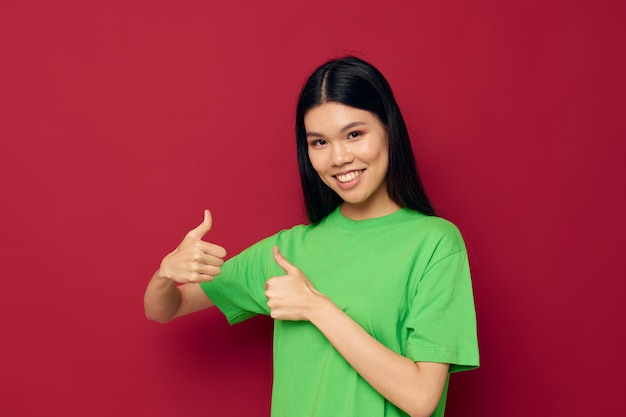 Femme avec des émotions de vêtements décontractés d'apparence asiatique posant fond isolé de mode inchangé