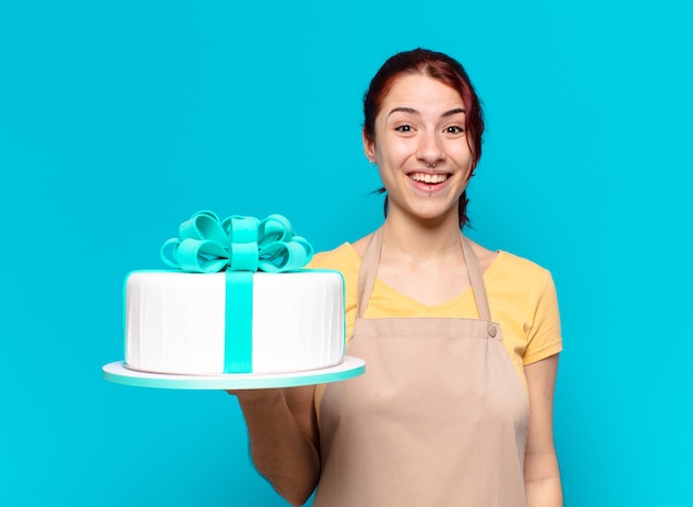 Femme employée de boulangerie Tty avec un gâteau d'anniversaire