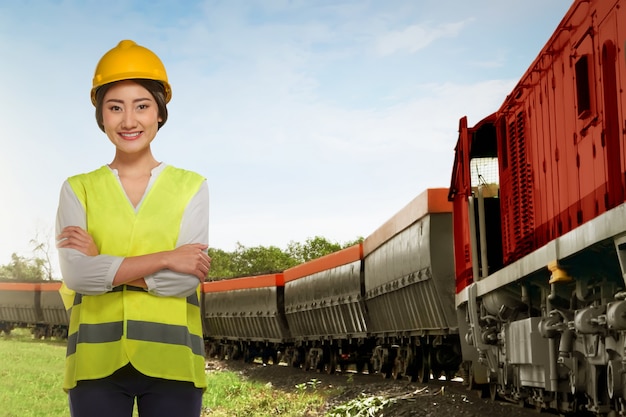 Femme Employée De Chemin De Fer Asiatique Belle Debout à Côté Du Train De Marchandises