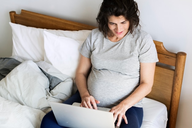 Femme enceinte à l&#39;aide d&#39;un ordinateur portable