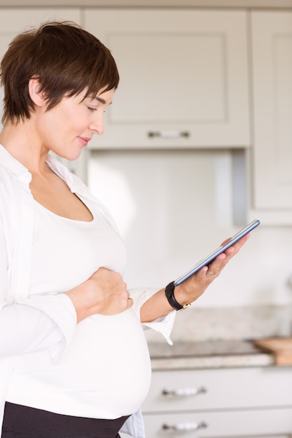 Femme enceinte à l&#39;aide de tablet pc