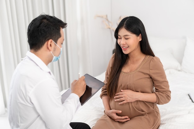 Photo une femme enceinte asiatique rend visite à un médecin gynécologue à l'hôpital pour un consultant en grossesse