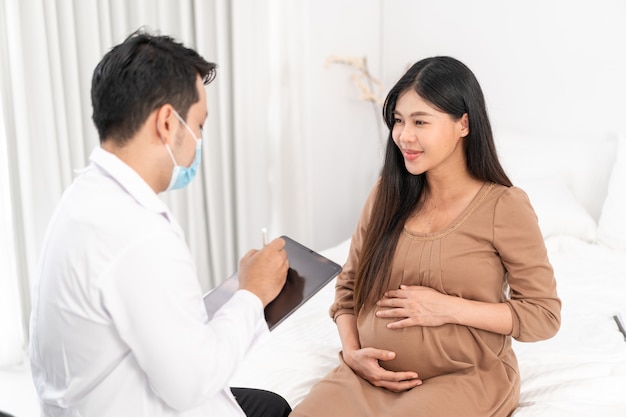 Une femme enceinte asiatique rend visite à un médecin gynécologue à l'hôpital pour un consultant en grossesse