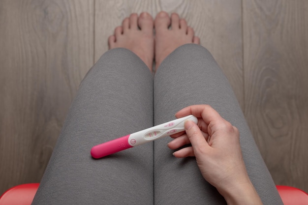 Une femme enceinte assise sur une chaise.