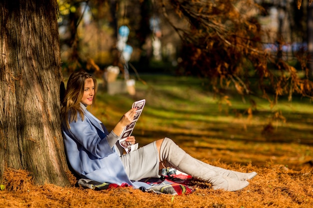 Femme enceinte assise dans le parc automne