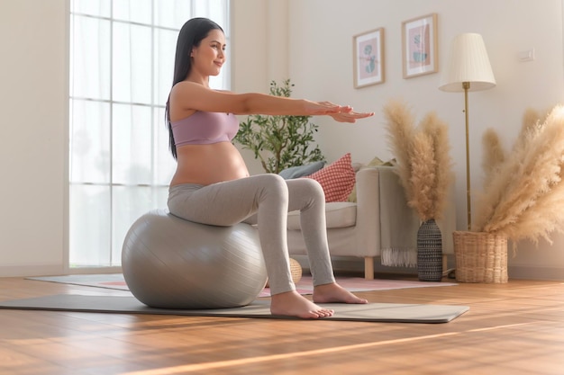 Photo une femme enceinte en bonne santé faisant de l'exercice et faisant du yoga prénatal