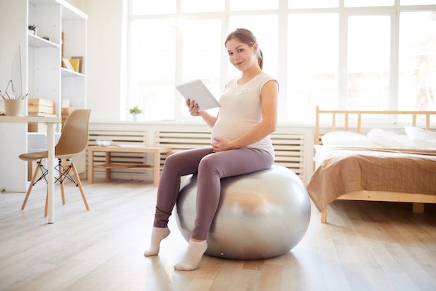 Femme enceinte, sur, boule fitness