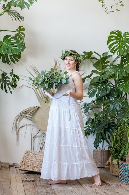 Femme enceinte avec un bouquet de fleurs