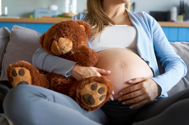 Une femme enceinte avec une brèche teady