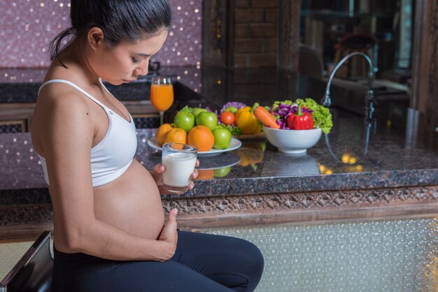 Femme enceinte buvant du lait aux fruits