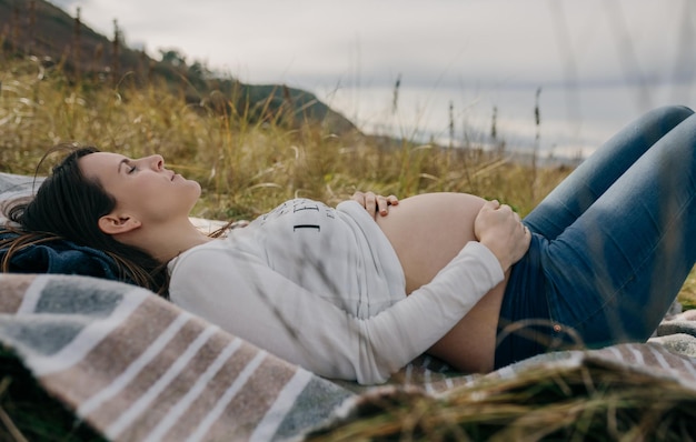 Femme enceinte caressant son ventre en train de dormir