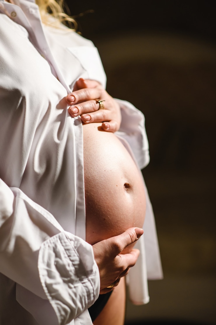 Photo femme enceinte en chemise blanche