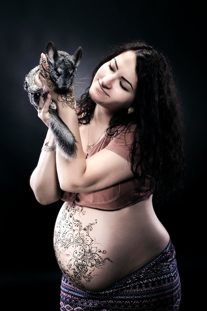 Femme enceinte avec chinchilla